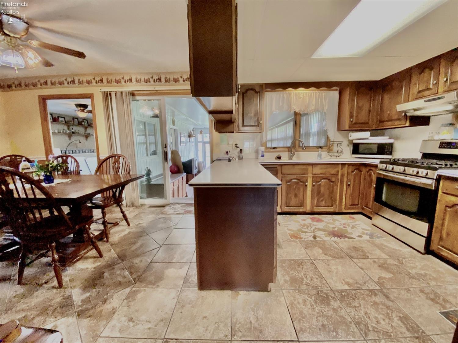 4450 Beach Club Road Port Clinton, OH 43452 - Photo 6 of 23 Gallery Image 6