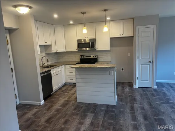 $59,900 | 1606 Willow Wren Court, Unit 305, Florissant, MO 63033