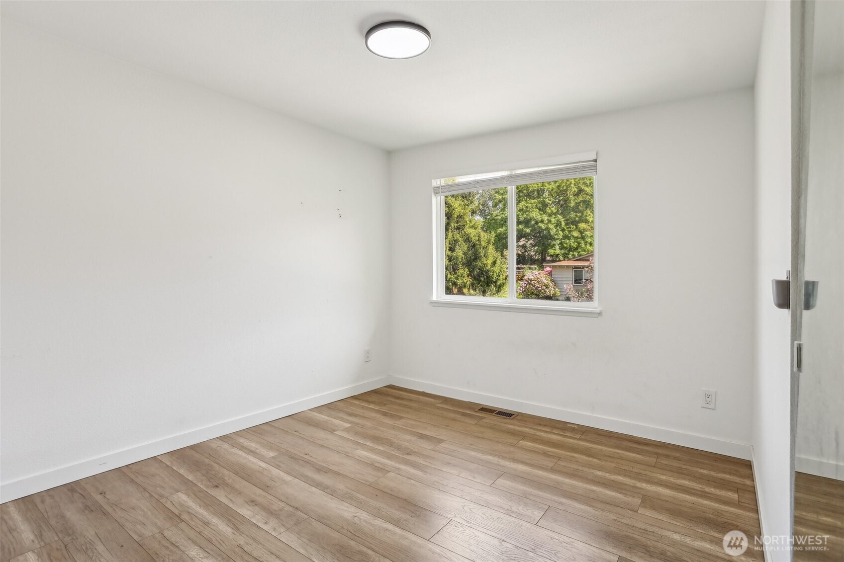 2531 Smithers Avenue South Renton, WA 98055 - Photo 14 of 24 an empty room with a window