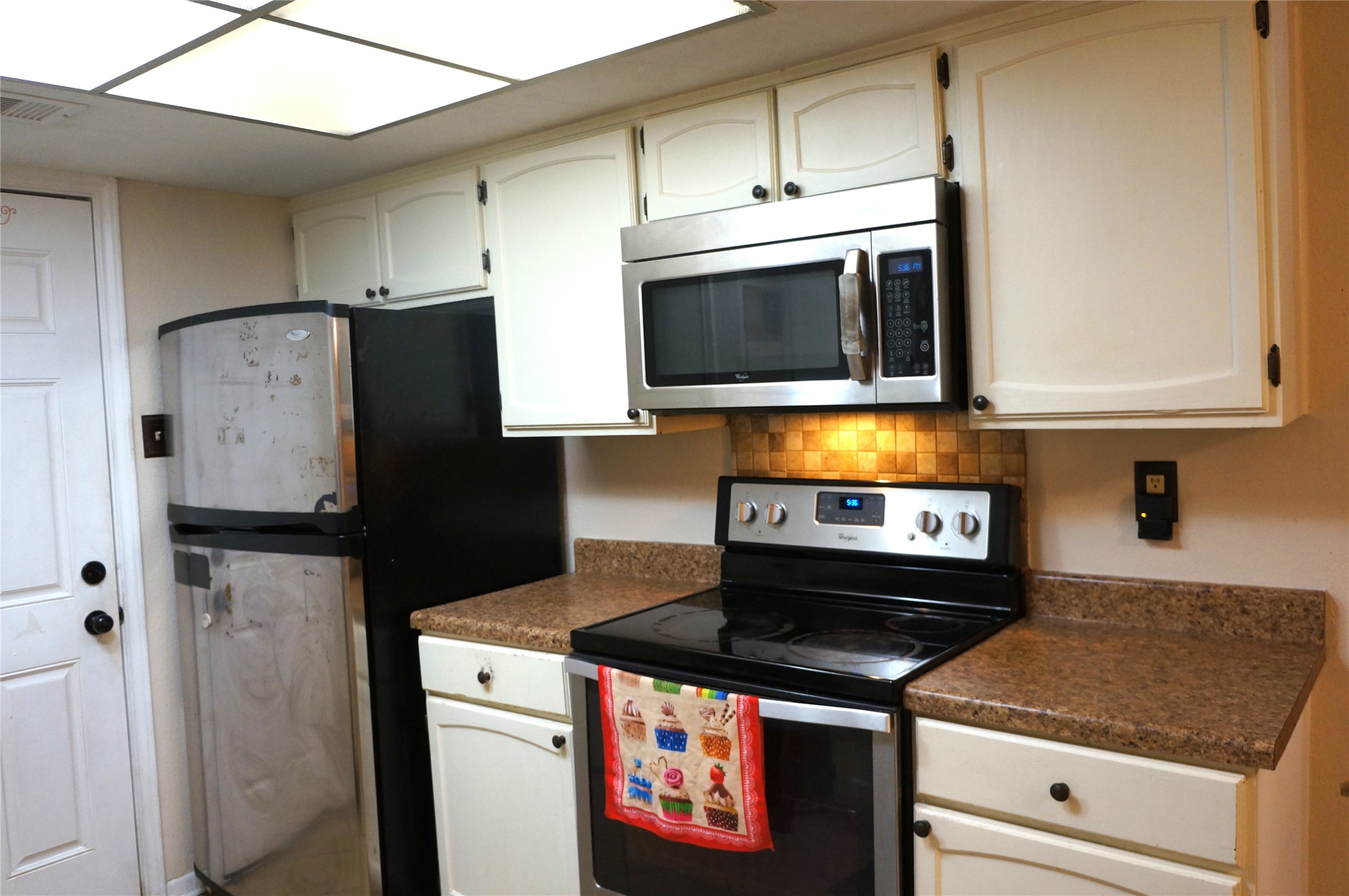 718 Silverpines Road Houston, TX 77062 - Photo 14 of 49 a kitchen with stainless steel appliances granite countertop a stove and a refrigerator