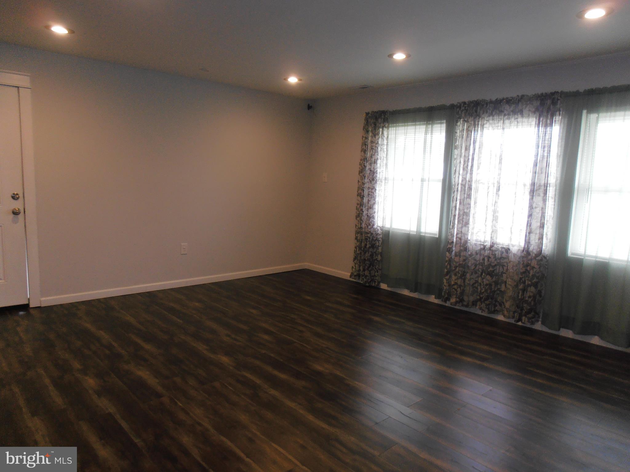 40 Ravine Lane Levittown, PA 19055 - Photo 6 of 20 Living Room/recessed lighting