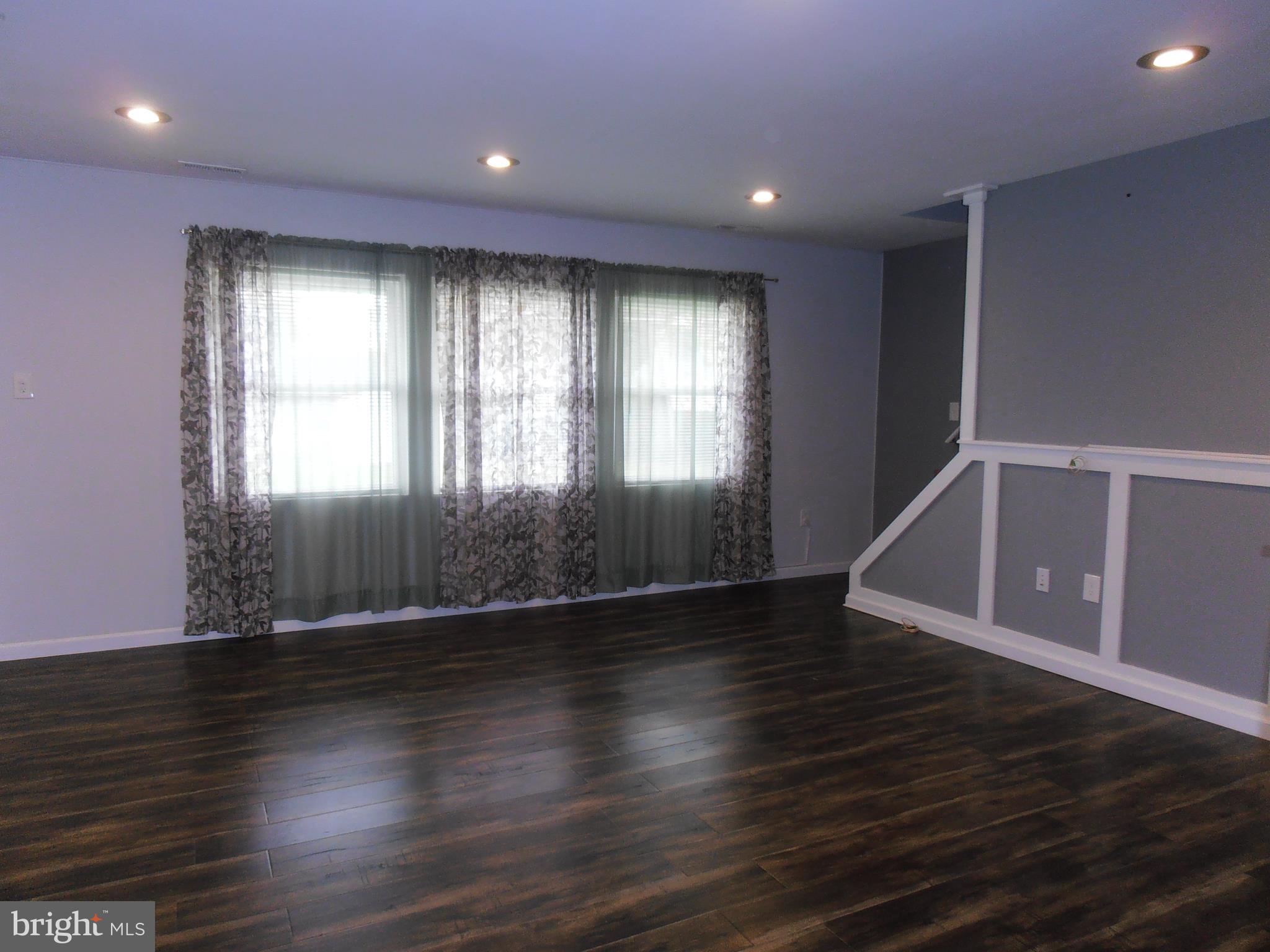 40 Ravine Lane Levittown, PA 19055 - Photo 8 of 20 Living room/chair rail