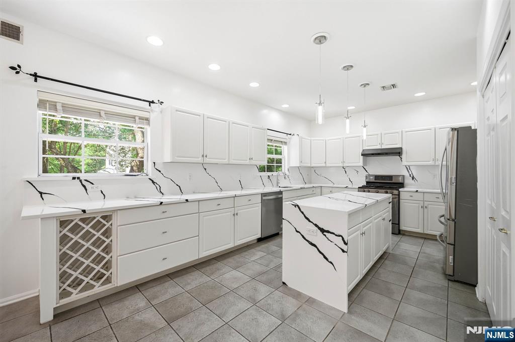 19 Colmart Way Bridgewater, NJ 08807 - Photo 10 of 44