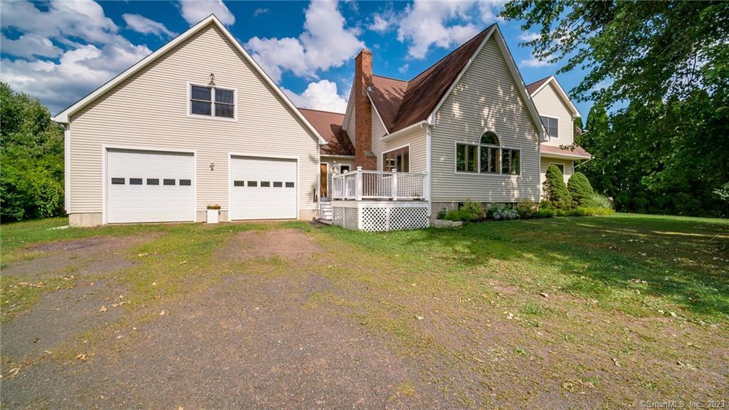 a view of a house with backyard and garden