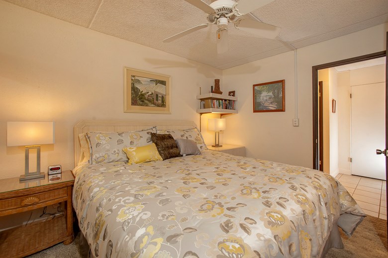 2531 South Kihei Road, Unit C512 Kihei, HI 96753 - Photo 17 of 27 a bedroom with a bed and a lamp