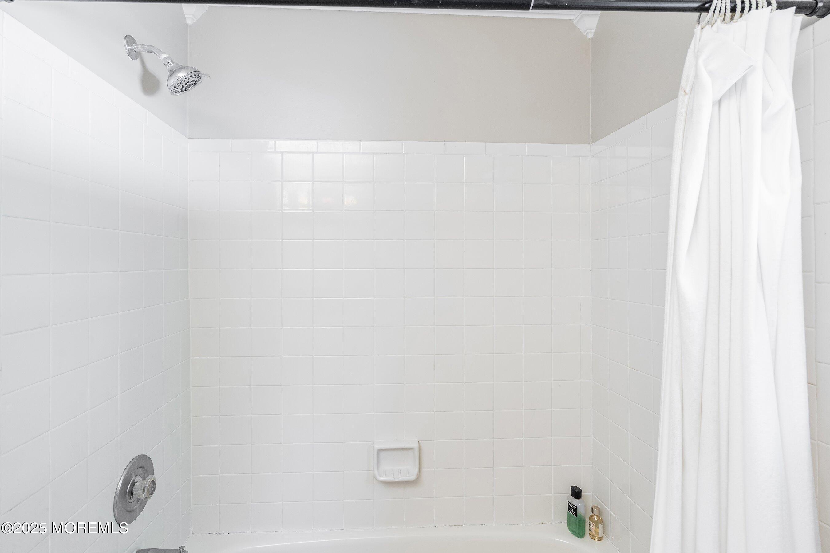 20 Appletree Road Howell, NJ 07731 - Photo 31 of 35 a bathroom with a bathtub