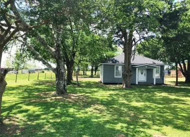 $1,850 | 1515 County Road 237, Ganado, TX 77962