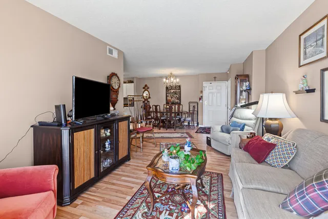 $279,900 | 509 Aurora Avenue, Unit 109, Naperville, IL 60540