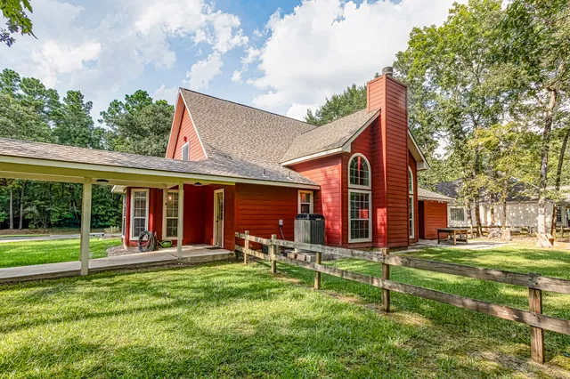 a view of a house with backyard and porch