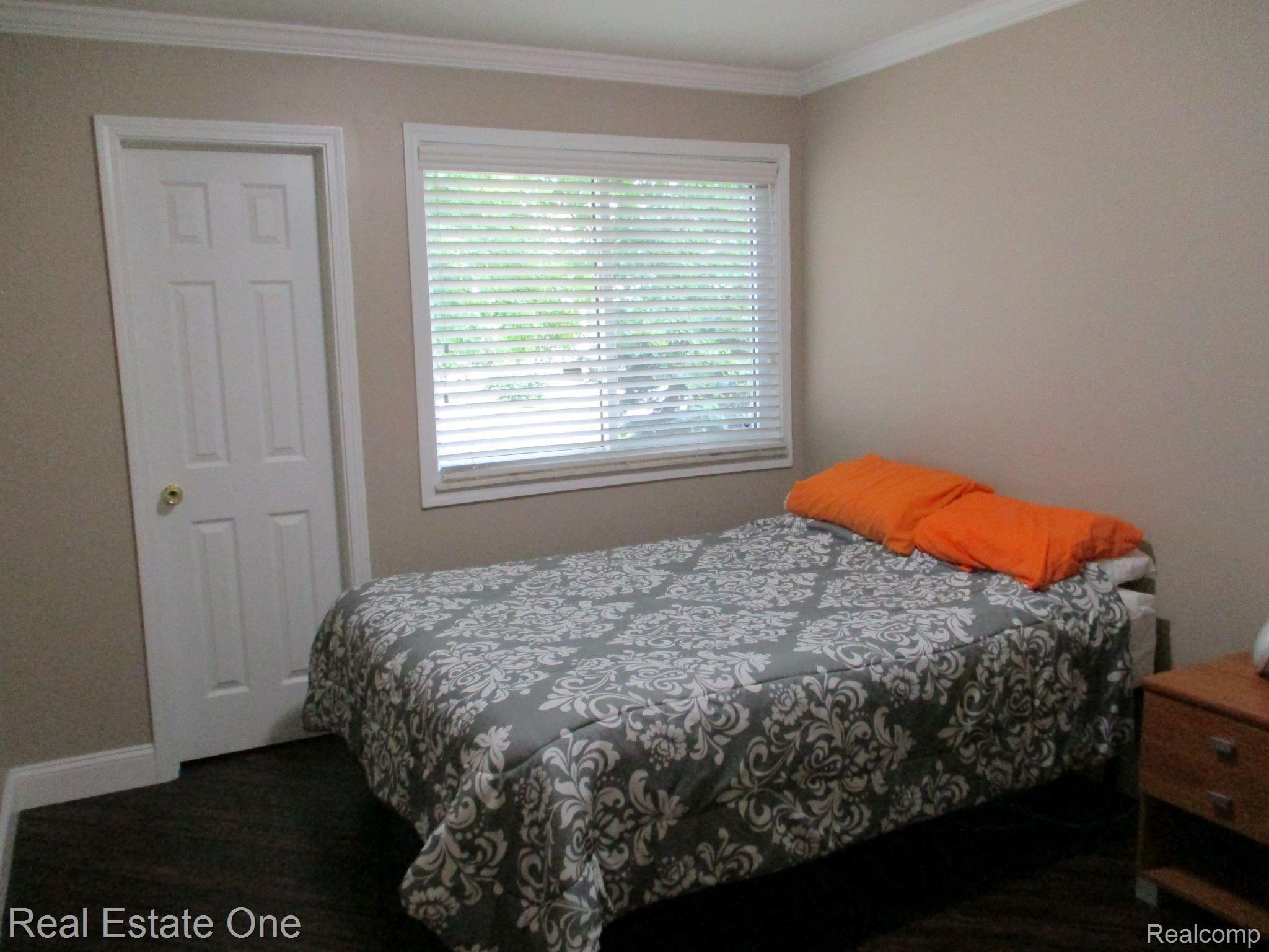3195 Hessel Avenue Rochester, MI 48307 - Photo 14 of 36 IMG_2354.jpg