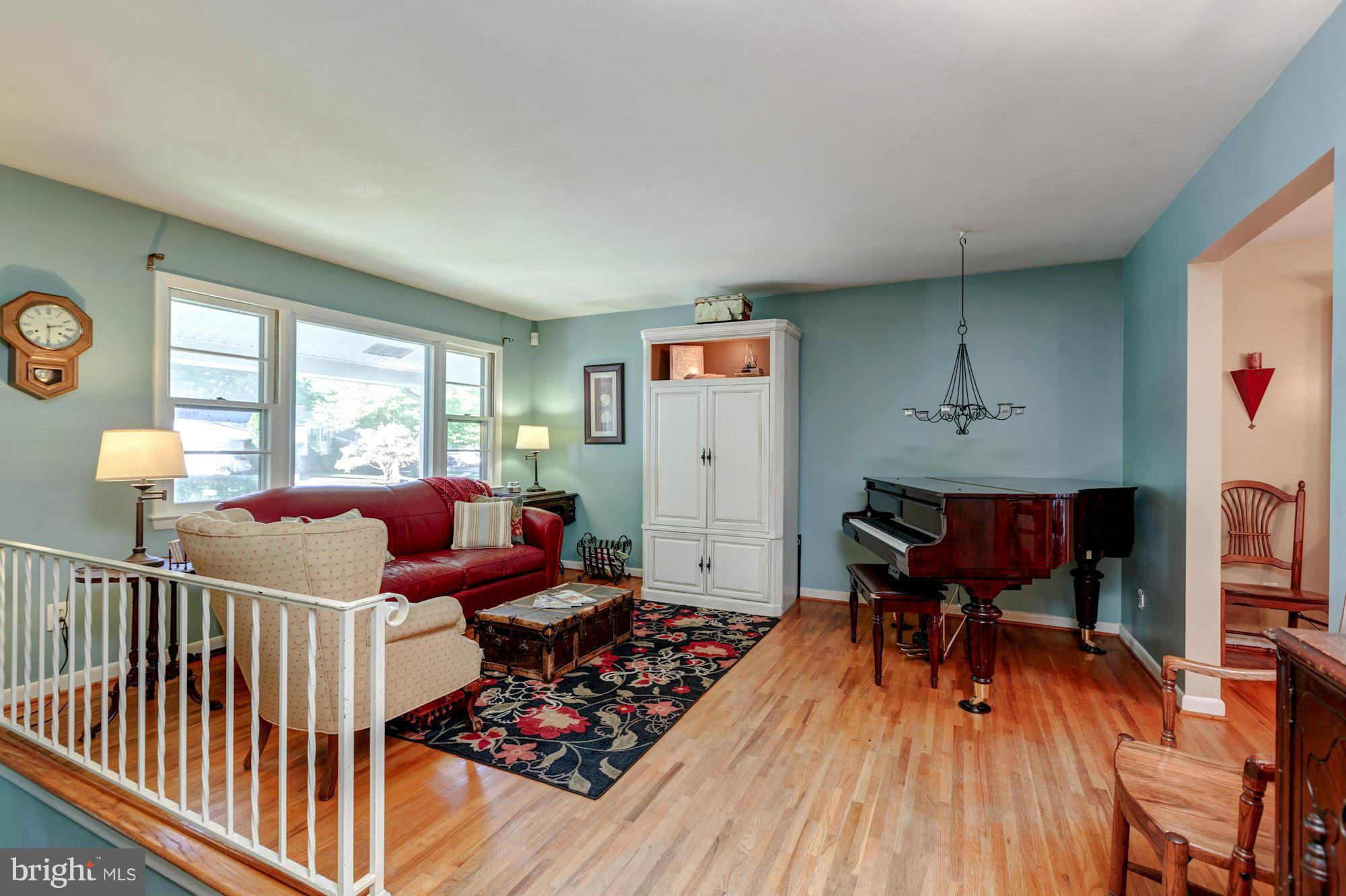 7113 Hadlow Court Springfield, VA 22152 - Photo 3 of 30 Living Room