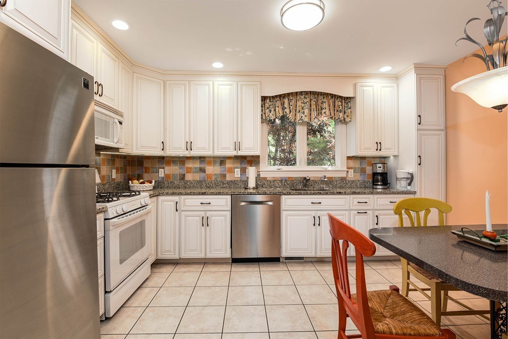 160 Maple Street, Unit 160 Needham, MA 02492 - Photo 7 of 36
