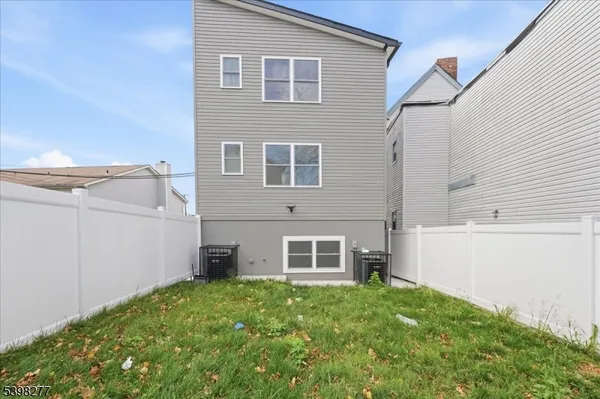 $2,800 | 62 Hillside Avenue, Unit 1, Newark, NJ 07108