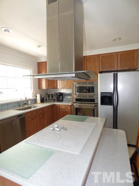 Island with smooth surface stovetop and exhaust vent