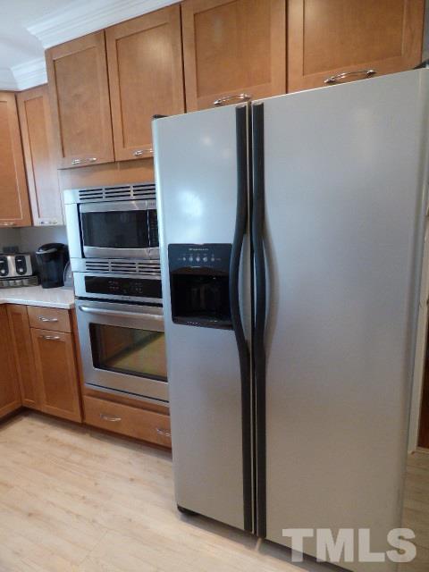 refrigerator stays with home