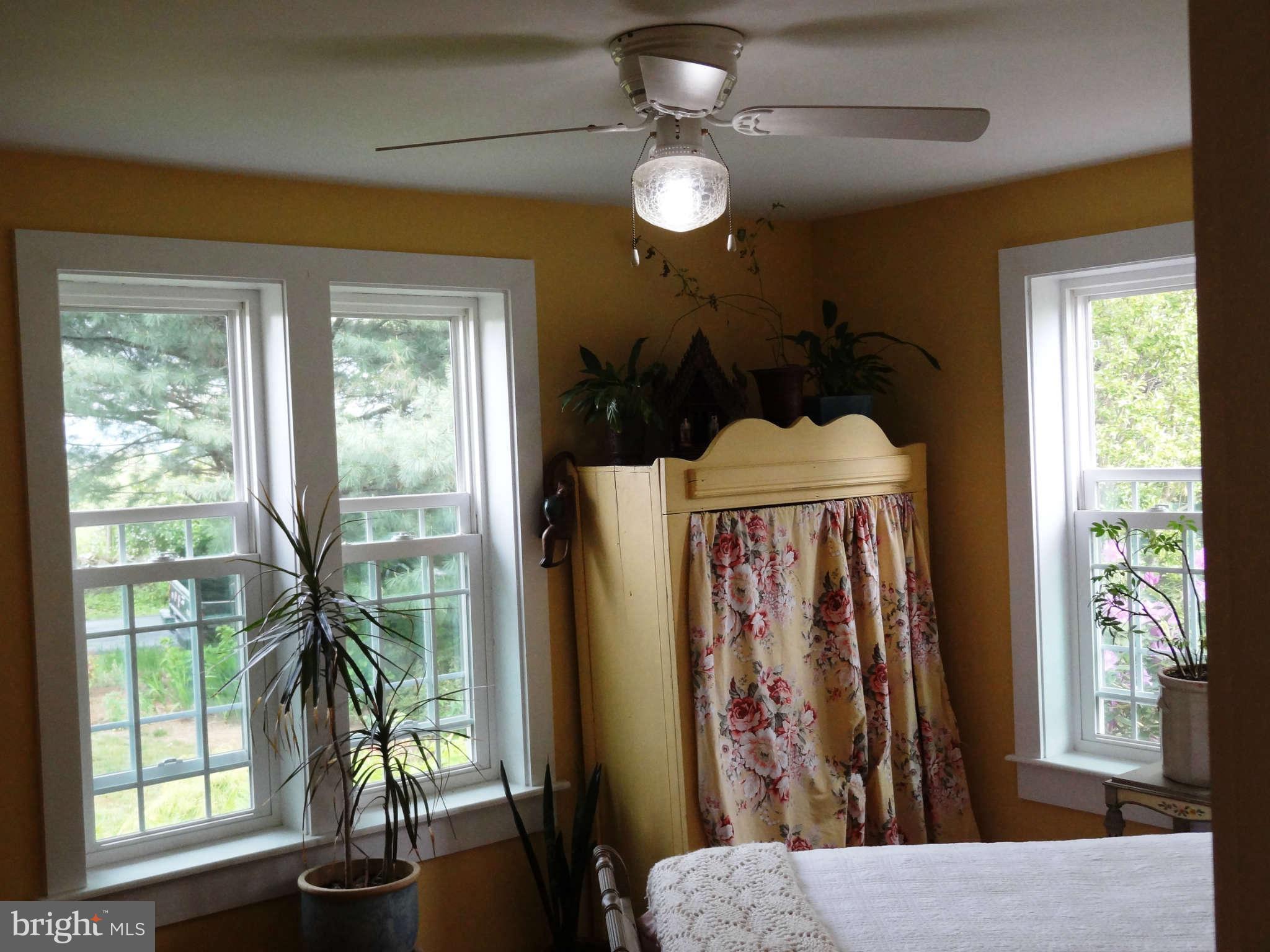 2705 Crenshaw Road Marshall, VA 20115 - Photo 5 of 26 Living Room