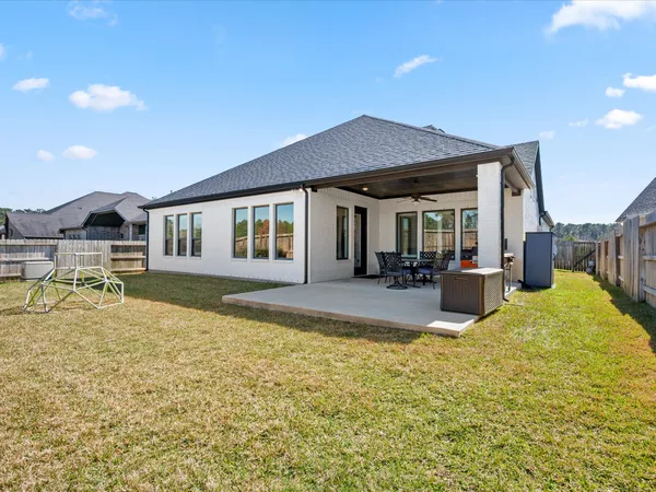 $515,000 | 605 Ashbrook Ridge Lane, Pinehurst, TX 77362