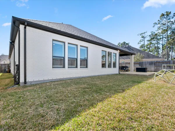 $515,000 | 605 Ashbrook Ridge Lane, Pinehurst, TX 77362