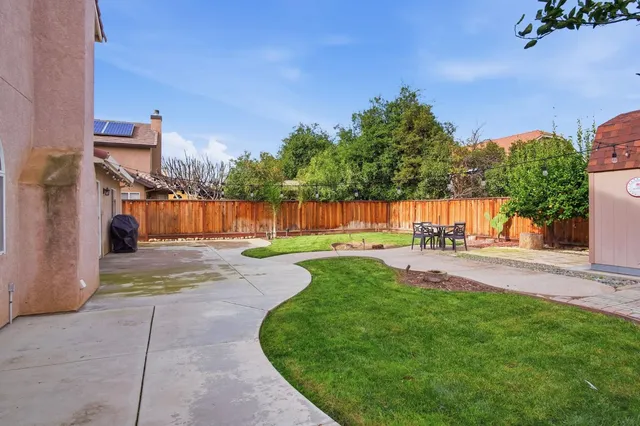 a view of a backyard
