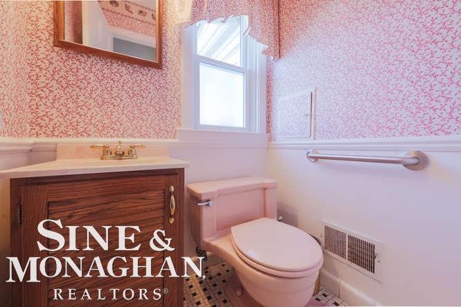 1660 Fairholme Road Grosse Pointe Woods, MI 48236 - Photo 10 of 32