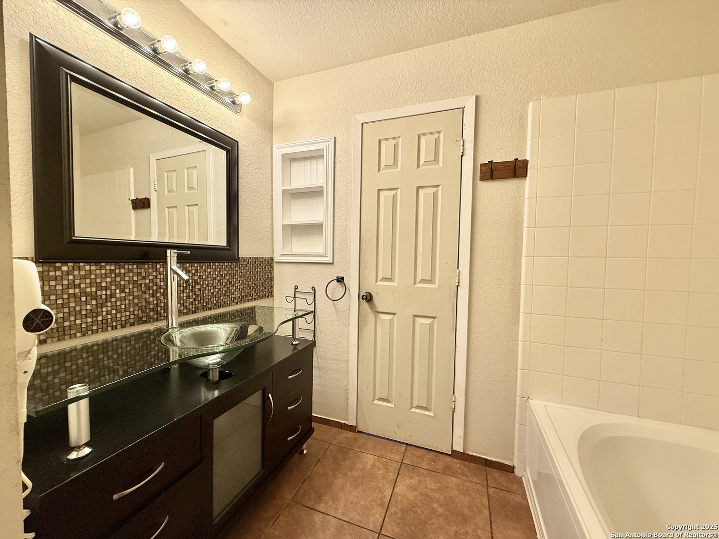 6118 Kensinger Pass Converse, TX 78109 - Photo 23 of 30 a bathroom with a bathtub and a shower