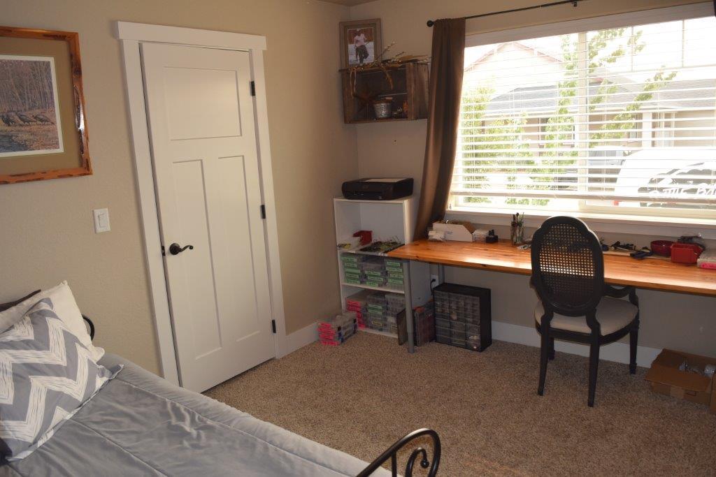 906 Win Way Eagle Point, OR 97524 - Photo 21 of 33 a livingroom with workspace and a window
