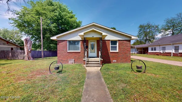 a view of a house with backyard