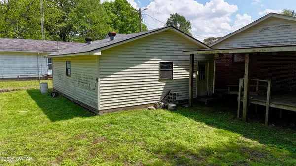 a view of a back yard of the house