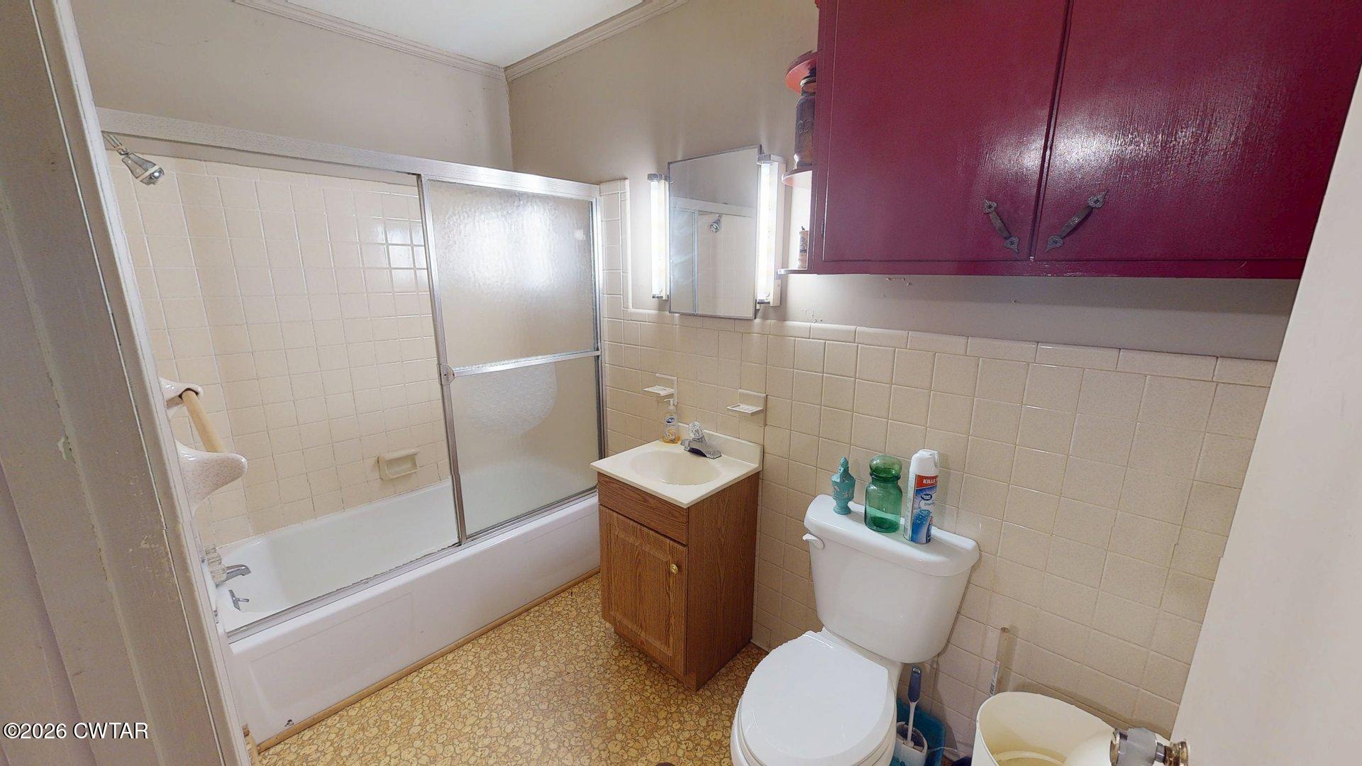 228 Lake Street Ridgely, TN 38080 - Photo 8 of 18 a bathroom with a toilet and a shower
