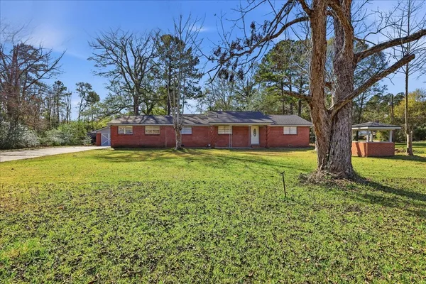 a view of a house with a yard