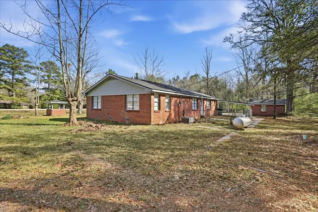 a view of a house with a yard