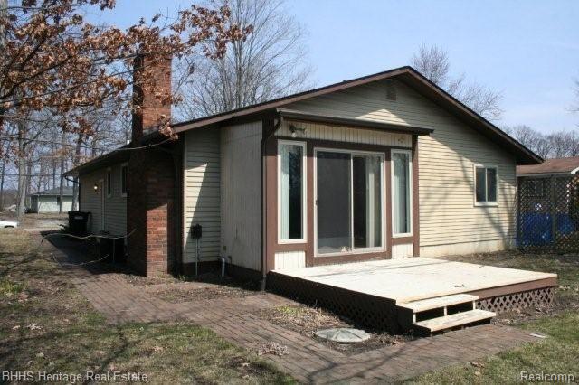1540 Remsing Street Hartland, MI 48353 - Photo 2 of 17 Side/Back