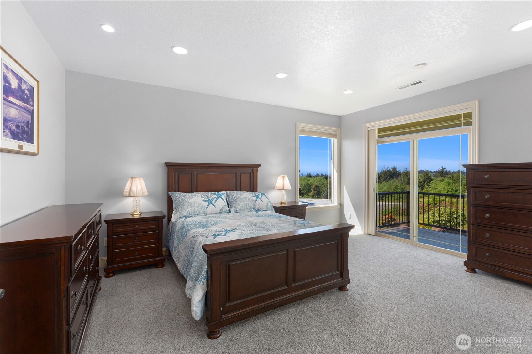 3015 Lighthouse Keepers Road Ilwaco, WA 98624 - Photo 17 of 40 a bedroom with a bed and a lamp