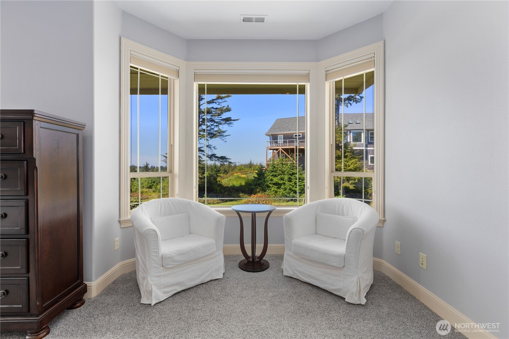3015 Lighthouse Keepers Road Ilwaco, WA 98624 - Photo 20 of 40 a living room with furniture and a window