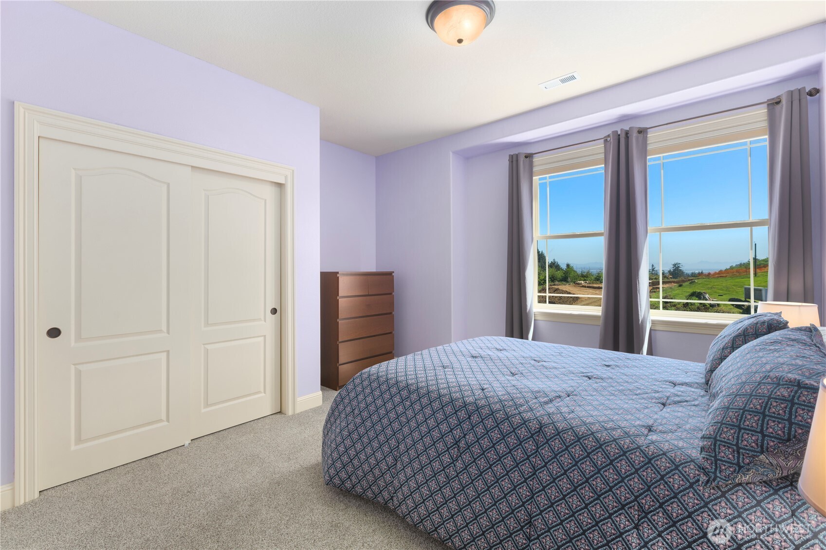 3015 Lighthouse Keepers Road Ilwaco, WA 98624 - Photo 28 of 40 a bed sitting in a spacious bedroom next to a window