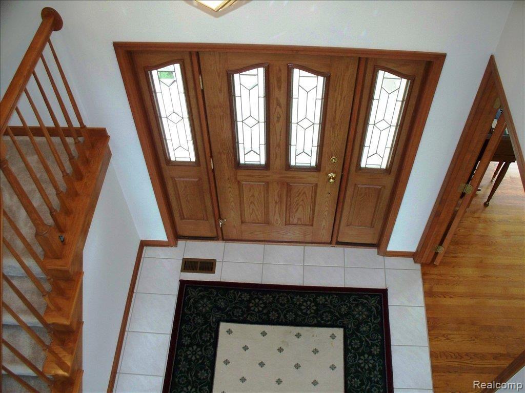 9159 Parshallville Road Fenton, MI 48430 - Photo 4 of 25 Foyer