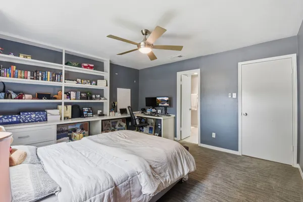 $1,995 | 1011 Fountain View Drive, Houston, TX 77057