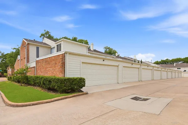 $1,995 | 1011 Fountain View Drive, Houston, TX 77057