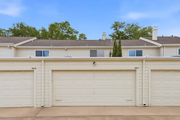 $1,995 | 1011 Fountain View Drive, Houston, TX 77057