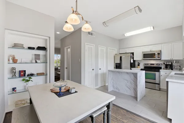$1,995 | 1011 Fountain View Drive, Houston, TX 77057
