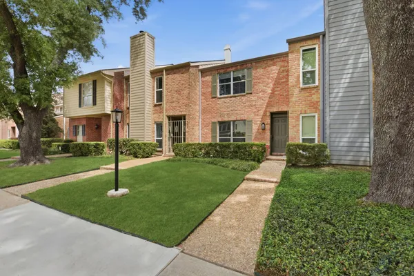 $1,995 | 1011 Fountain View Drive, Houston, TX 77057