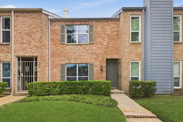 $1,995 | 1011 Fountain View Drive, Houston, TX 77057