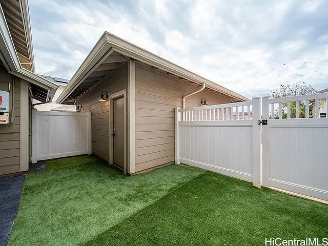 a view of front of house with yard