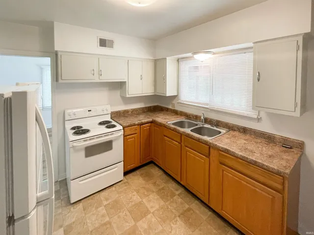 $1,950 | 230 South Hillsdale Drive, Bloomington, IN 47408