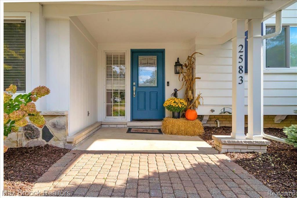 2583 Rambling Way Bloomfield Hills, MI 48302 - Photo 2 of 25