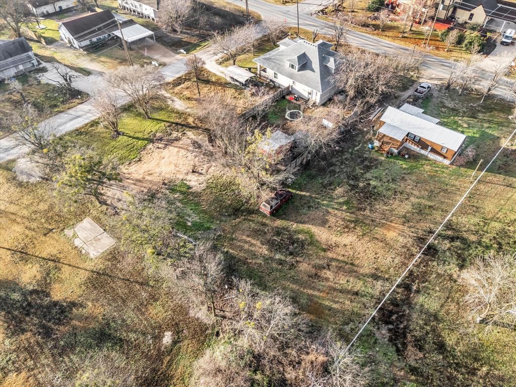 605 East Adams Street Itasca, TX 76055 - Photo 18 of 23 a backyard of a house with lots of green space
