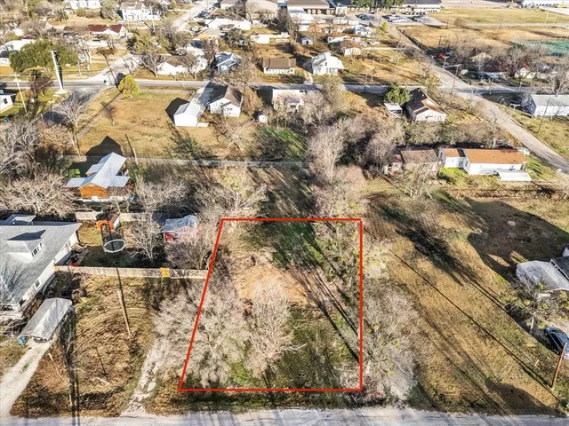 a view of yard with tree