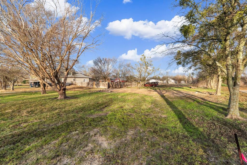 605 East Adams Street Itasca, TX 76055 - Photo 4 of 23 a view of yard with green space