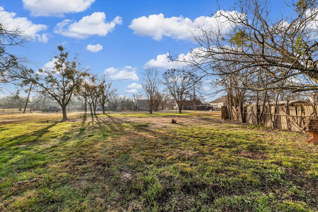 605 East Adams Street Itasca, TX 76055 - Photo 6 of 23 a view of yard with tree