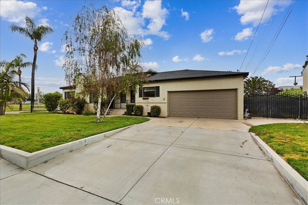 4910 Brockton Avenue Riverside, CA 92506 - Photo 2 of 35 Driveway